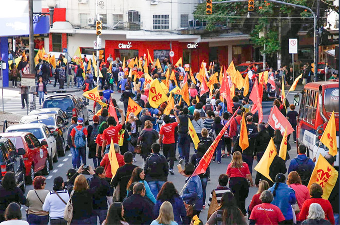 Manifestantes cobram dignidade aos educadores da rede estadual do Rio Grande do Sul  - Créditos: Divulgação Twitter